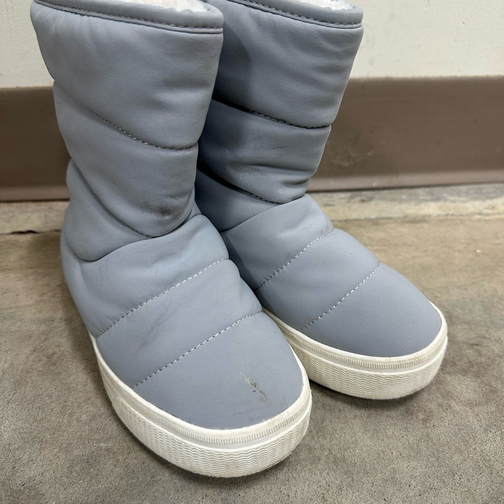 Native Kids Boots in Light Gray and White